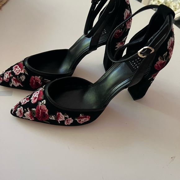 White House Black Market embroidered heels size 6.5 M - Picture 5 of 6